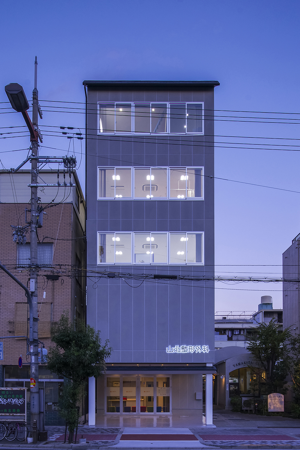 西側外観を正面から見る(夜景)